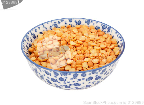 Image of Yellow split peas in a blue and white china bowl