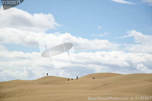 Image of Tourits silhouettes in the desert