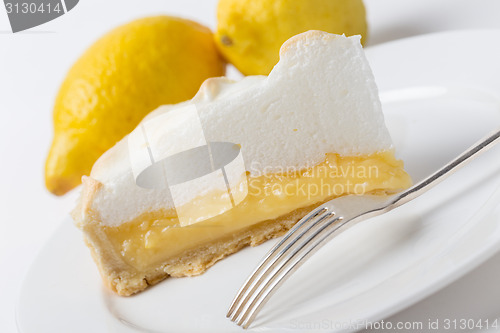 Image of Lemon meringue pie and lemons