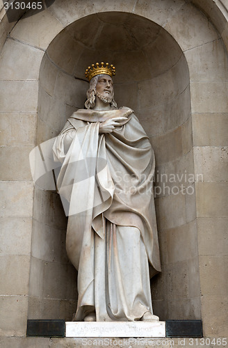 Image of sculpture on the facade in barcelona