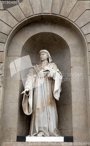 Image of King sculpture on the facade of a building 