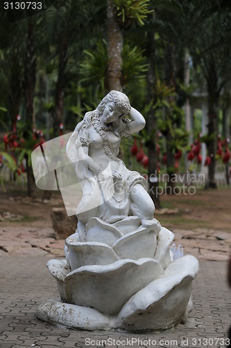 Image of statue of  girl 