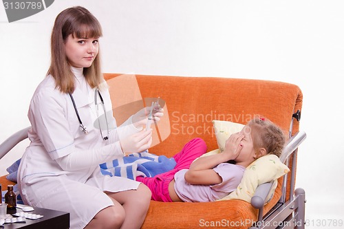 Image of Doctor getting ready to make a little girl an injection