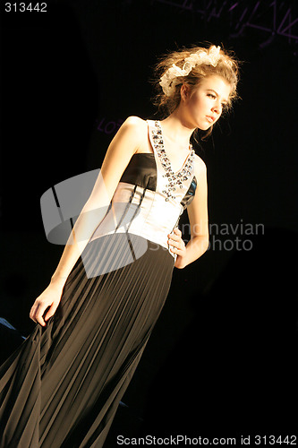 Image of Model walking the catwalk at Seoul Collection (Fashion Week) 08