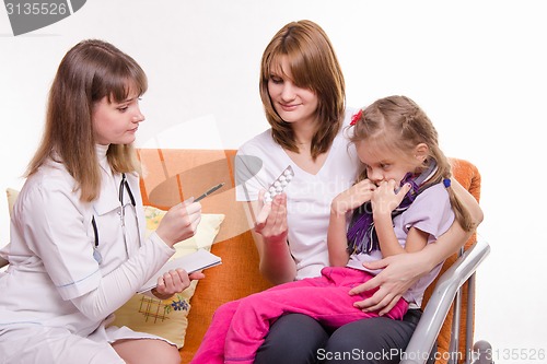 Image of The pediatrician tells about medicine mom sick girl