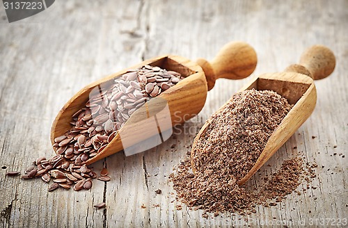 Image of whole and crushed flax seeds