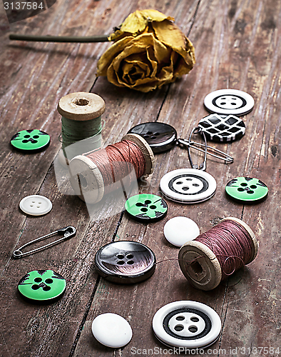 Image of sewing buttons and thread