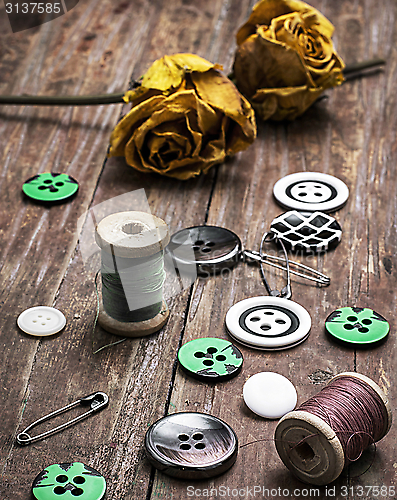 Image of sewing buttons and thread