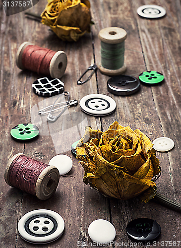 Image of sewing buttons and thread
