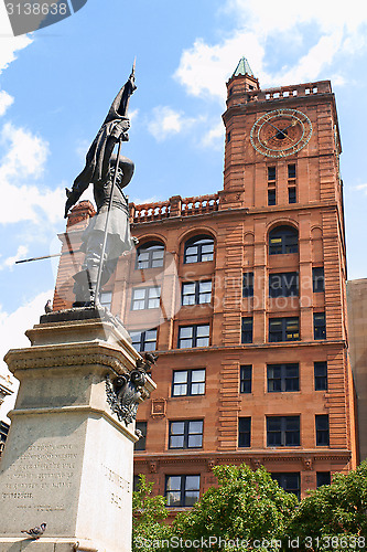 Image of Maisonneuve monument and New York Life Building in Montreal, Can