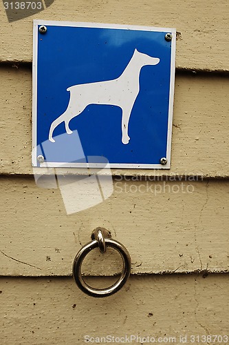Image of parking for dogs, steel ring and a sign