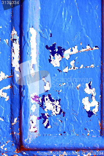 Image of nail  paint in the blue  door and rusty 