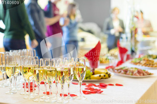 Image of Banquet event. Champagne on table.
