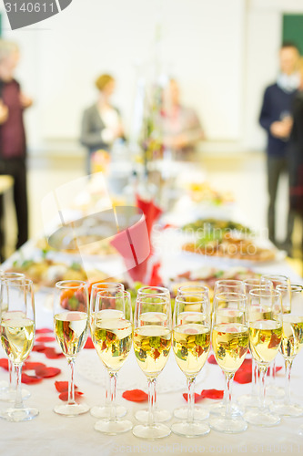 Image of Banquet event. Champagne on table.