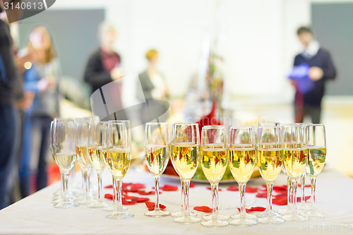 Image of Banquet event. Champagne on table.