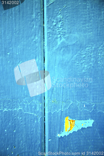 Image of dirty stripped paint in the yellow rusty nail