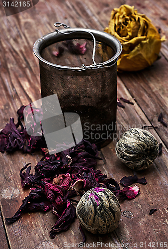 Image of tea strainer and tea leaves 