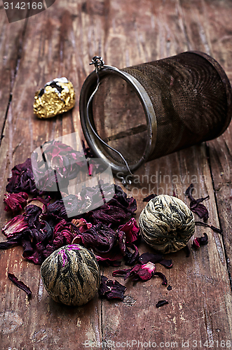 Image of tea strainer and tea leaves 