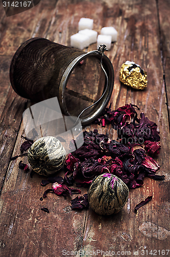 Image of tea strainer and tea leaves 