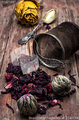 Image of tea strainer and tea leaves 