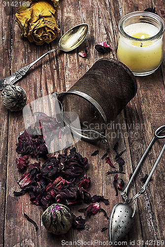 Image of tea strainer and tea leaves 