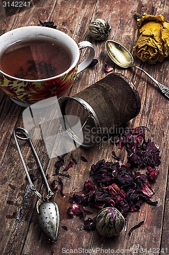 Image of tea strainer and tea leaves 