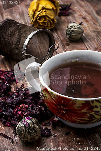 Image of tea strainer and tea leaves 