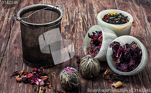 Image of tea strainer and tea leaves 