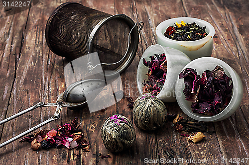 Image of tea strainer and tea leaves 