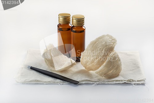 Image of Edible birdnest with essence bottle and pincer