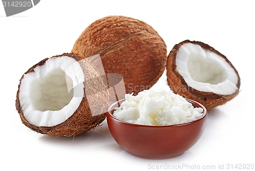 Image of bowl of coconut oil and fresh coconuts