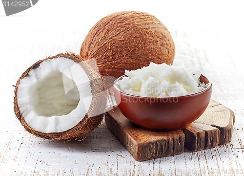 Image of bowl of coconut oil and fresh coconuts