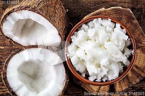 Image of bowl of coconut oil and fresh coconuts