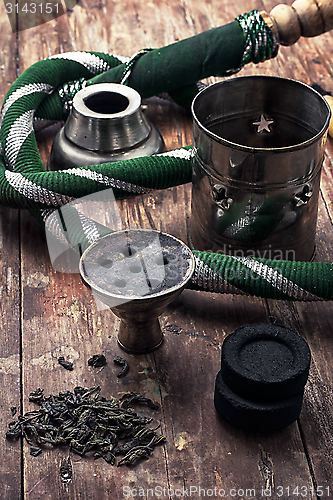 Image of shisha and accessories 