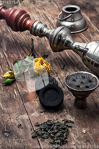 Image of shisha and accessories 