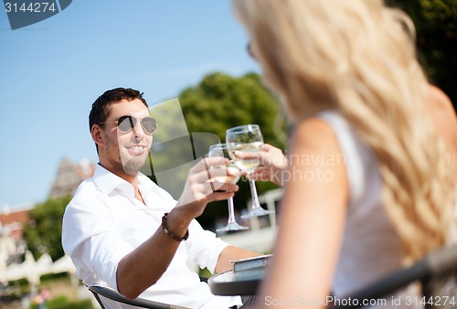 Image of couple drinking wine in cafe