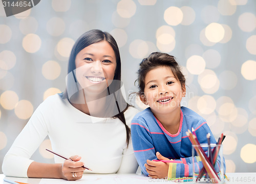 Image of mother and daughter drawing