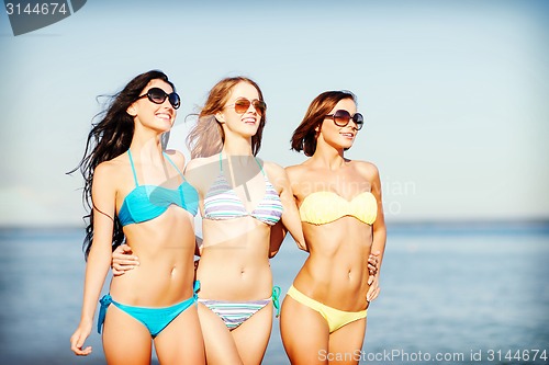 Image of girls in bikini walking on the beach