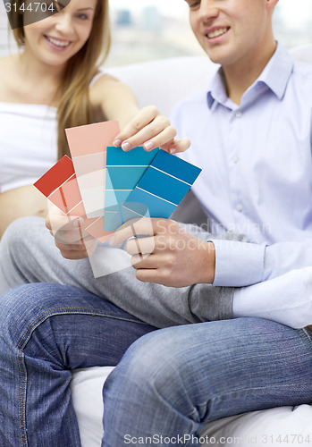 Image of close up of pregnant woman and man with palettes