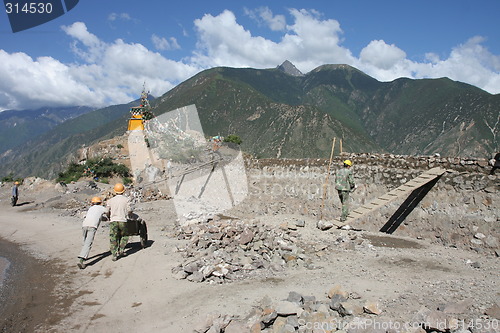Image of Chinese workers building a wall in Tibet