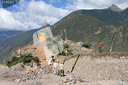 Image of Chinese workers building a wall in Tibet