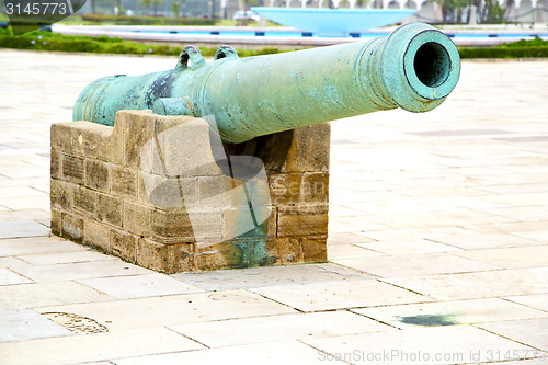 Image of bronze cannon in africa  