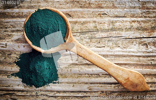 Image of spoon of spirulina algae powder