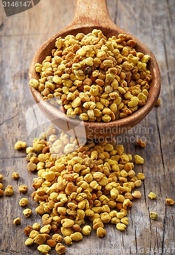 Image of spoon of bee pollen