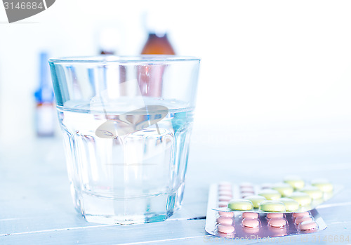 Image of pills and water