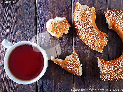 Image of tea and bagel