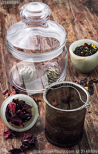 Image of brewed leaf tea in glass jar