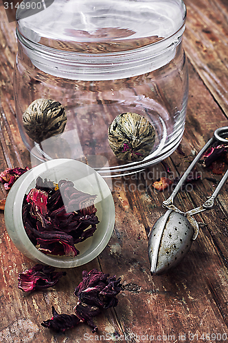 Image of brewed leaf tea in glass jar