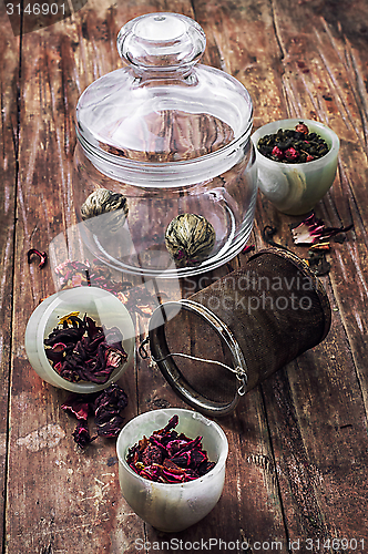 Image of brewed leaf tea in glass jar