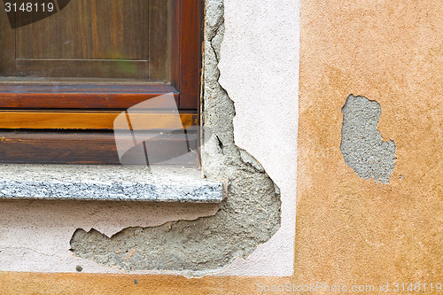 Image of  incision   in house  window    italy  lombardy   column  